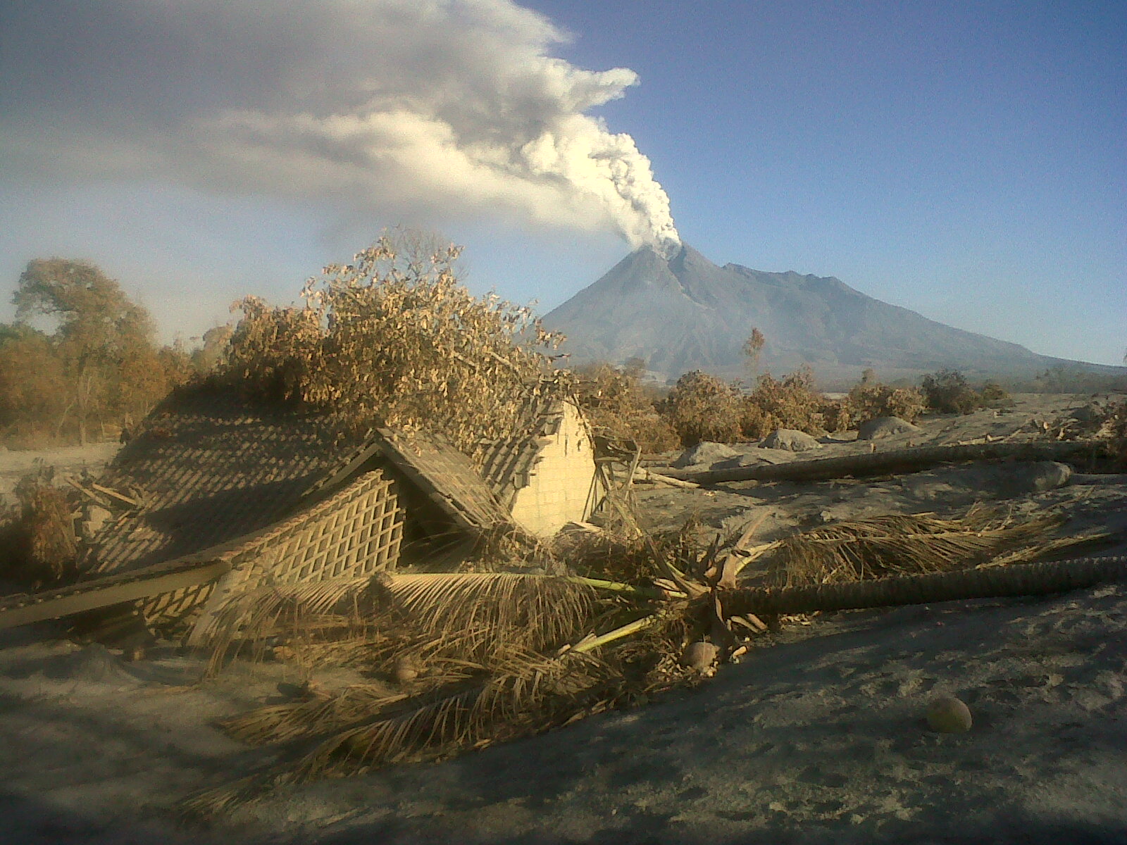 Gambar gunung merapi meletus di yogyakarta tahun 2010